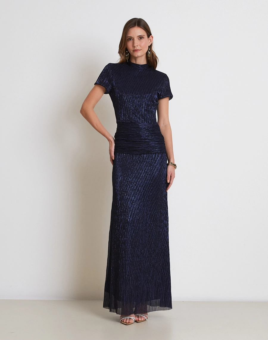 O Vestido Longo Samira é confeccionado em malha plissada lurex com brilho sutil e textura metalizada, proporcionando luminosidade, elasticidade e movimento. <BR/>