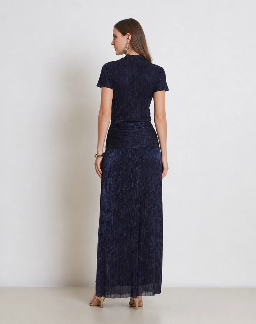 O Vestido Longo Samira é confeccionado em malha plissada lurex com brilho sutil e textura metalizada, proporcionando luminosidade, elasticidade e movimento. <BR/>