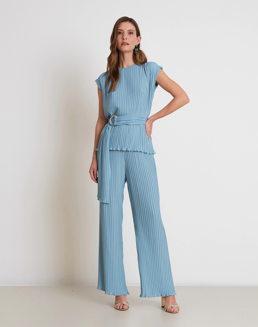 A Blusa Norah é confeccionada em crepinho plissado, tecido de textura delicada e caimento leve, garantindo movimento e fluidez ao visual.