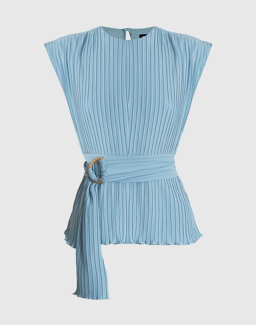 A Blusa Norah é confeccionada em crepinho plissado, tecido de textura delicada e caimento leve, garantindo movimento e fluidez ao visual.