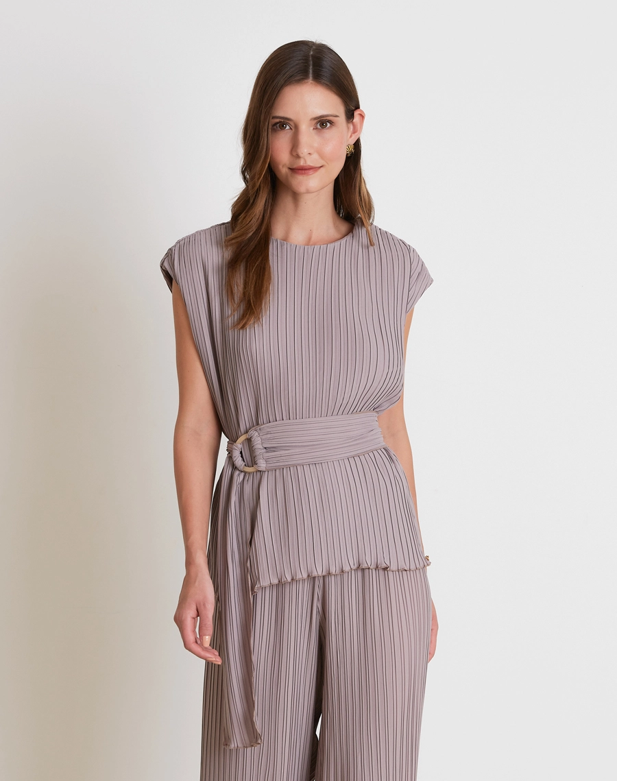 A Blusa Norah é confeccionada em crepinho plissado, tecido de textura delicada e caimento leve, garantindo movimento e fluidez ao visual.