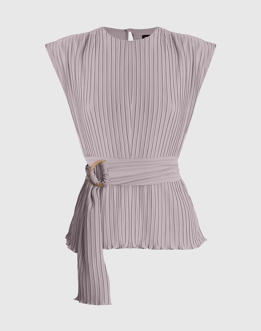 A Blusa Norah é confeccionada em crepinho plissado, tecido de textura delicada e caimento leve, garantindo movimento e fluidez ao visual.