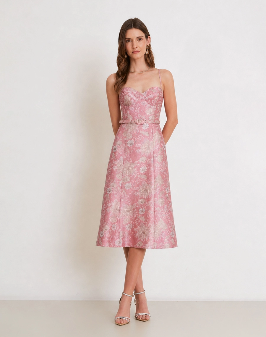 O Vestido Midi Ariela é confeccionado em jacquard, tecido que se destaca pela trama trabalhada com desenhos sofisticados.