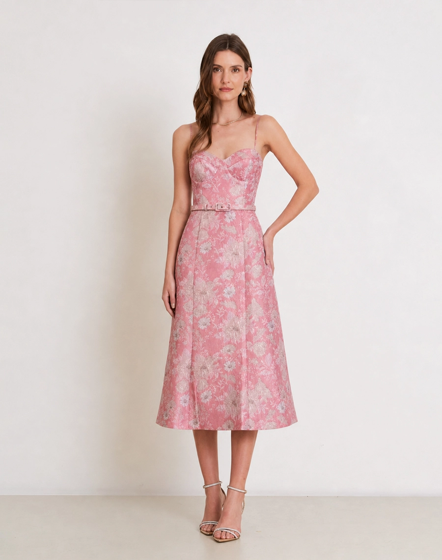 O Vestido Midi Ariela é confeccionado em jacquard, tecido que se destaca pela trama trabalhada com desenhos sofisticados.