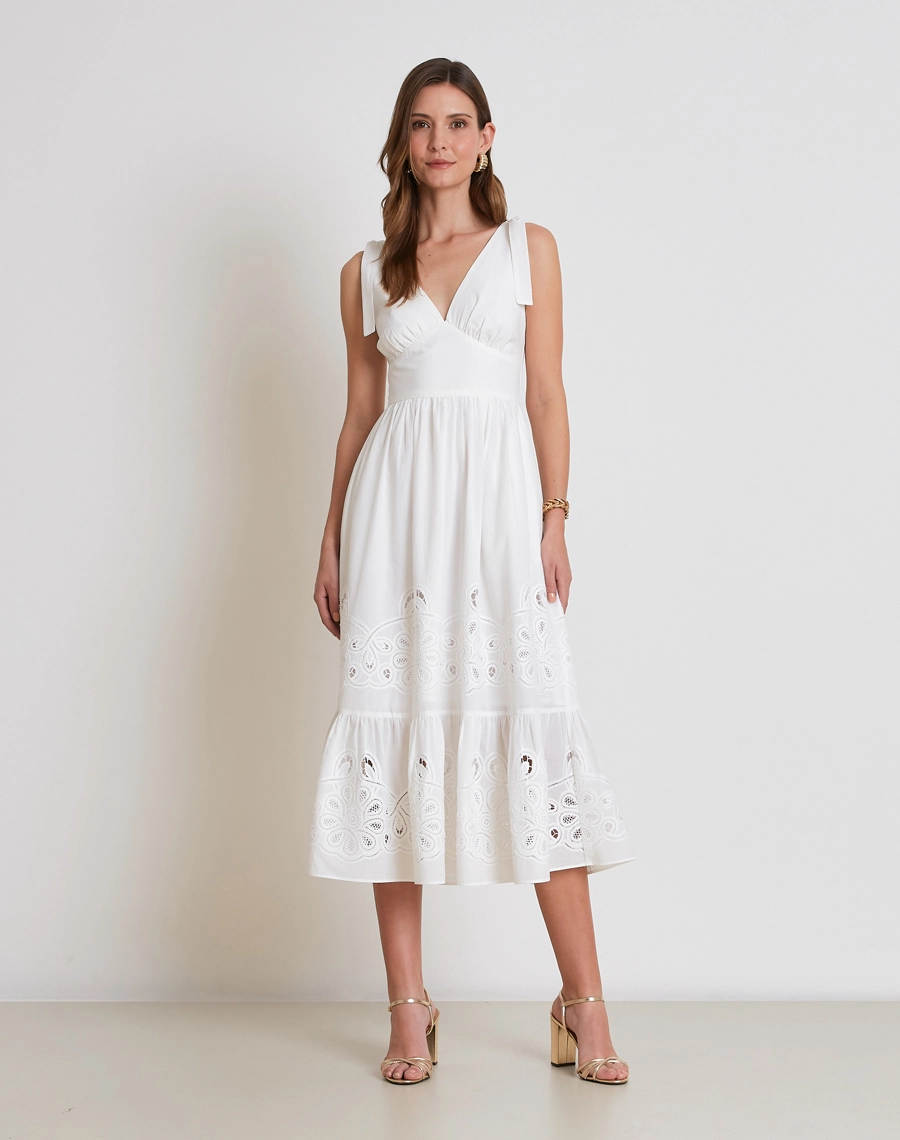 O Vestido Midi Silvana é confeccionado em cambraia bordada, tecido leve e delicado, com desenhos vazados que conferem charme artesanal e um toque romântico à peça. <br/>