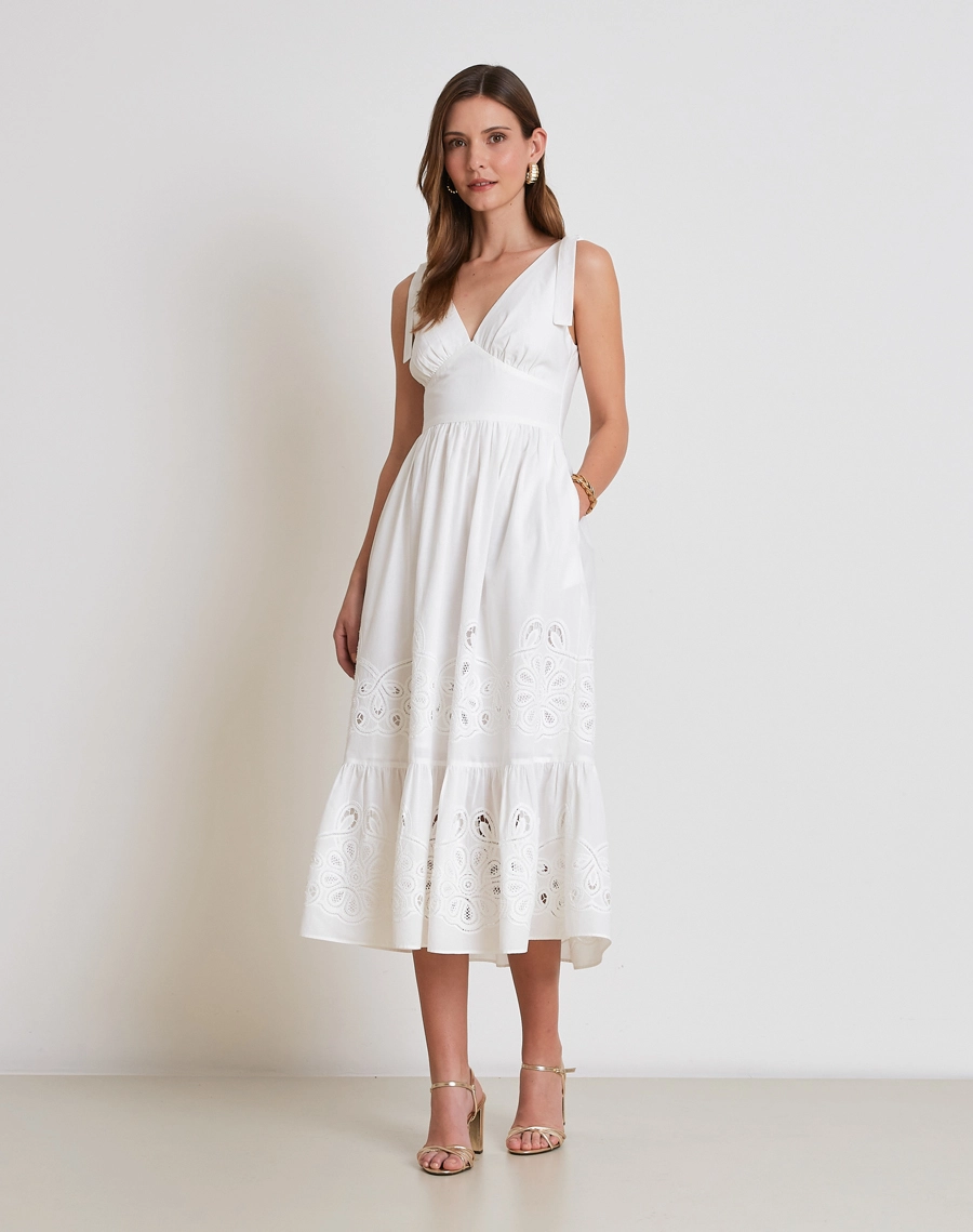 O Vestido Midi Silvana é confeccionado em cambraia bordada, tecido leve e delicado, com desenhos vazados que conferem charme artesanal e um toque romântico à peça. <br/>