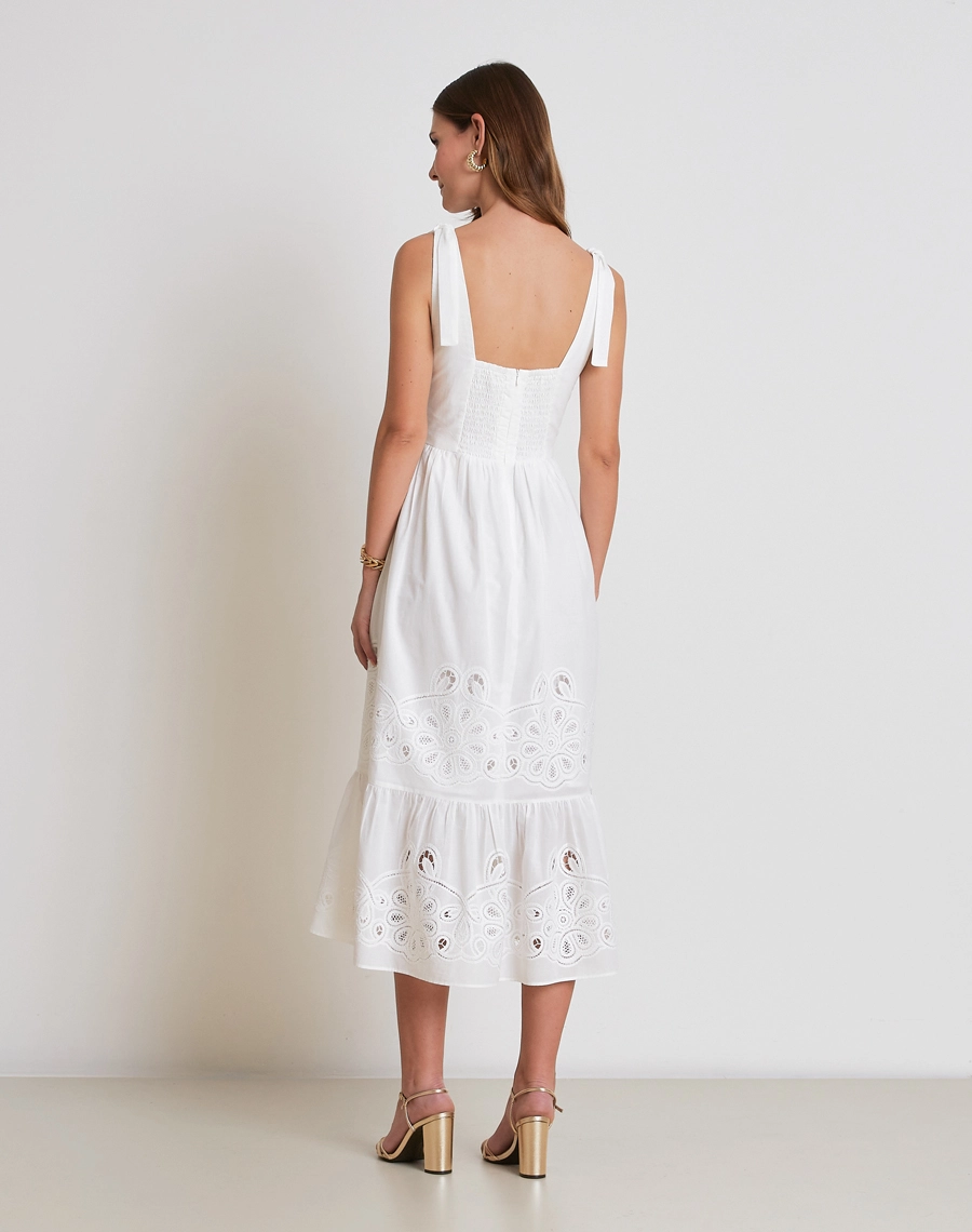 O Vestido Midi Silvana é confeccionado em cambraia bordada, tecido leve e delicado, com desenhos vazados que conferem charme artesanal e um toque romântico à peça. <br/>