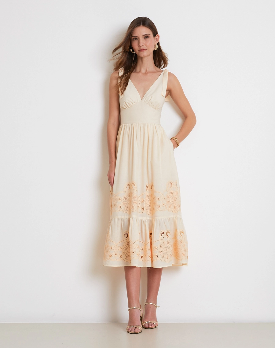 O Vestido Midi Silvana é confeccionado em cambraia bordada, tecido leve e delicado, com desenhos vazados que conferem charme artesanal e um toque romântico à peça. <br/>