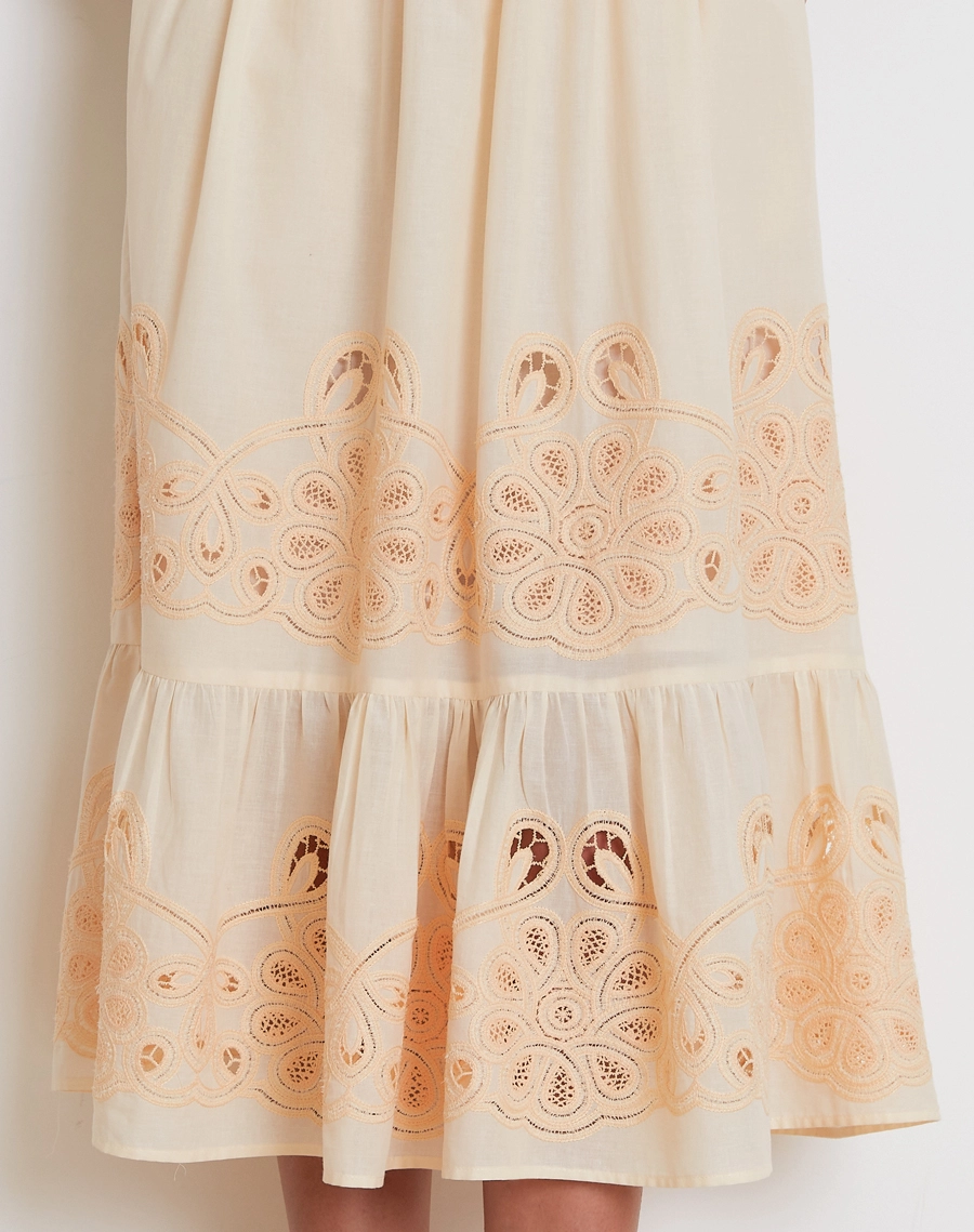 O Vestido Midi Silvana é confeccionado em cambraia bordada, tecido leve e delicado, com desenhos vazados que conferem charme artesanal e um toque romântico à peça. <br/>