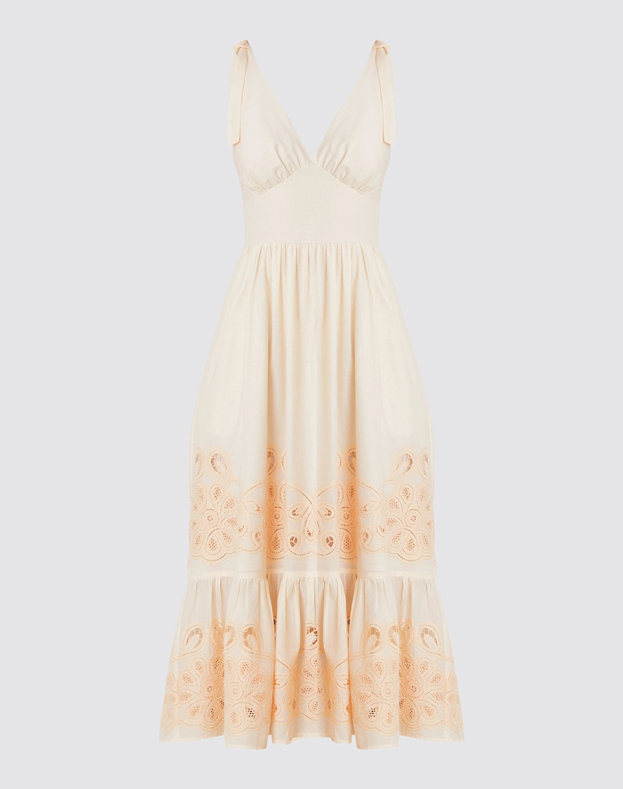 O Vestido Midi Silvana é confeccionado em cambraia bordada, tecido leve e delicado, com desenhos vazados que conferem charme artesanal e um toque romântico à peça. <br/>