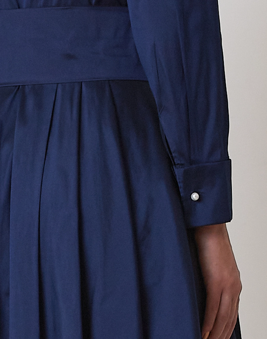 O Vestido Longo Nara é confeccionado em tafetá, tecido de toque encorpado, superfície levemente acetinada e brilho elegante, proporcionando estrutura e um caimento sofisticado.<BR/> 