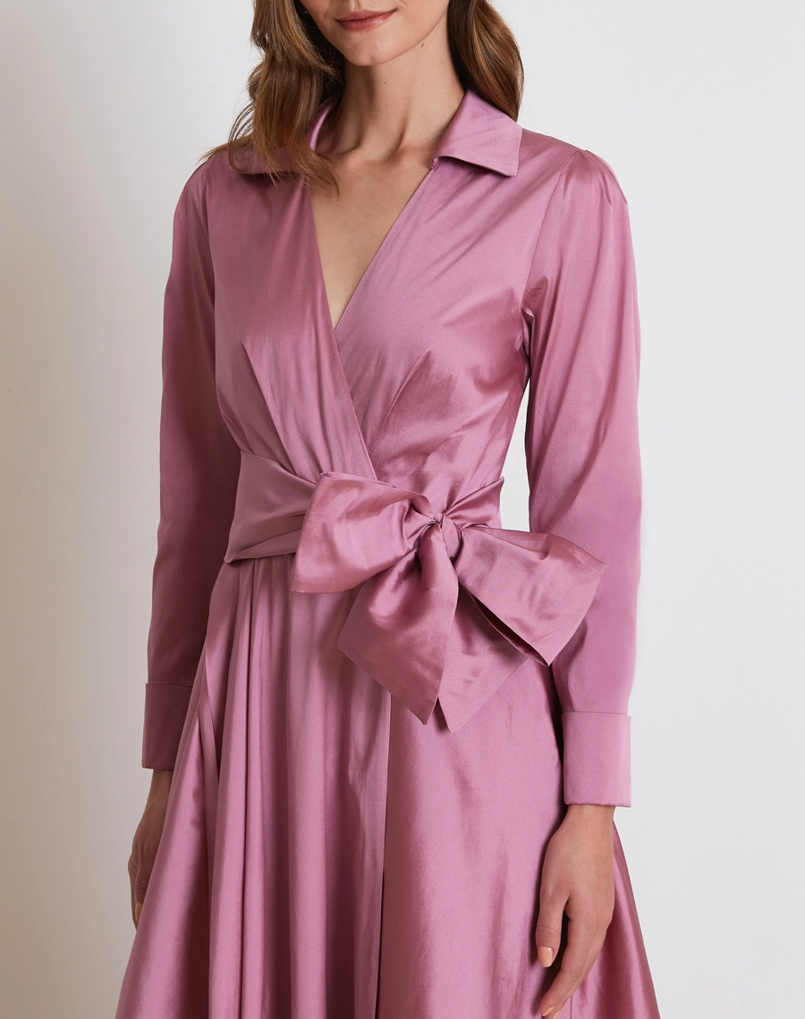 O Vestido Longo Nara é confeccionado em tafetá, tecido de toque encorpado, superfície levemente acetinada e brilho elegante, proporcionando estrutura e um caimento sofisticado.<BR/> 