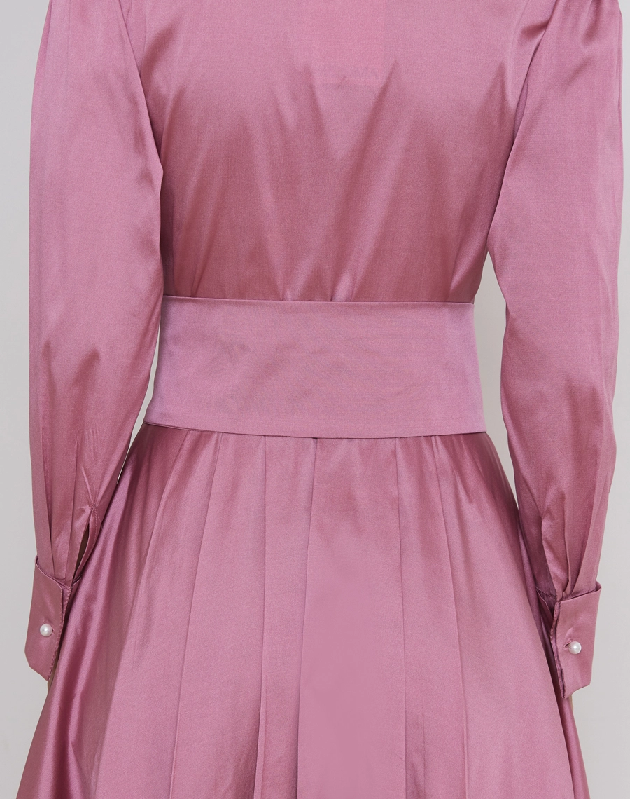 O Vestido Longo Nara é confeccionado em tafetá, tecido de toque encorpado, superfície levemente acetinada e brilho elegante, proporcionando estrutura e um caimento sofisticado.<BR/> 