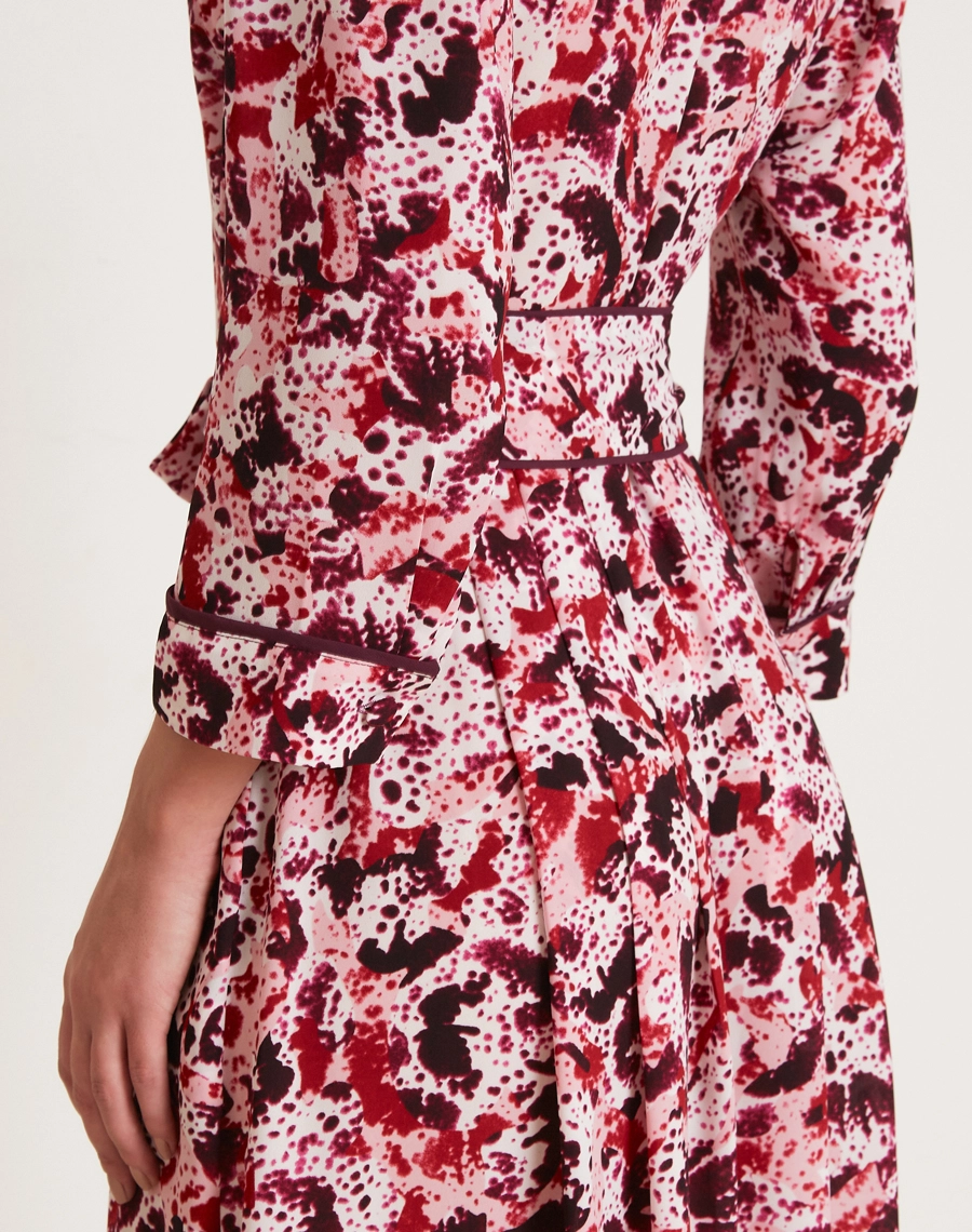 A Chemise Samanta é confeccionada em crepinho estampado, tecido de toque agradável, leveza e ótimo caimento. <BR/>