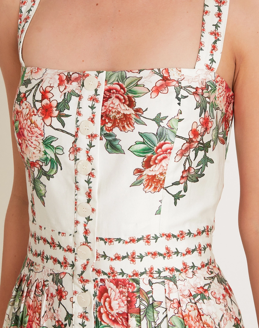 O Vestido Midi Kira em Tricoline Estampada, peça de modelagem acinturada e evasê, com decote reto e alças finas.