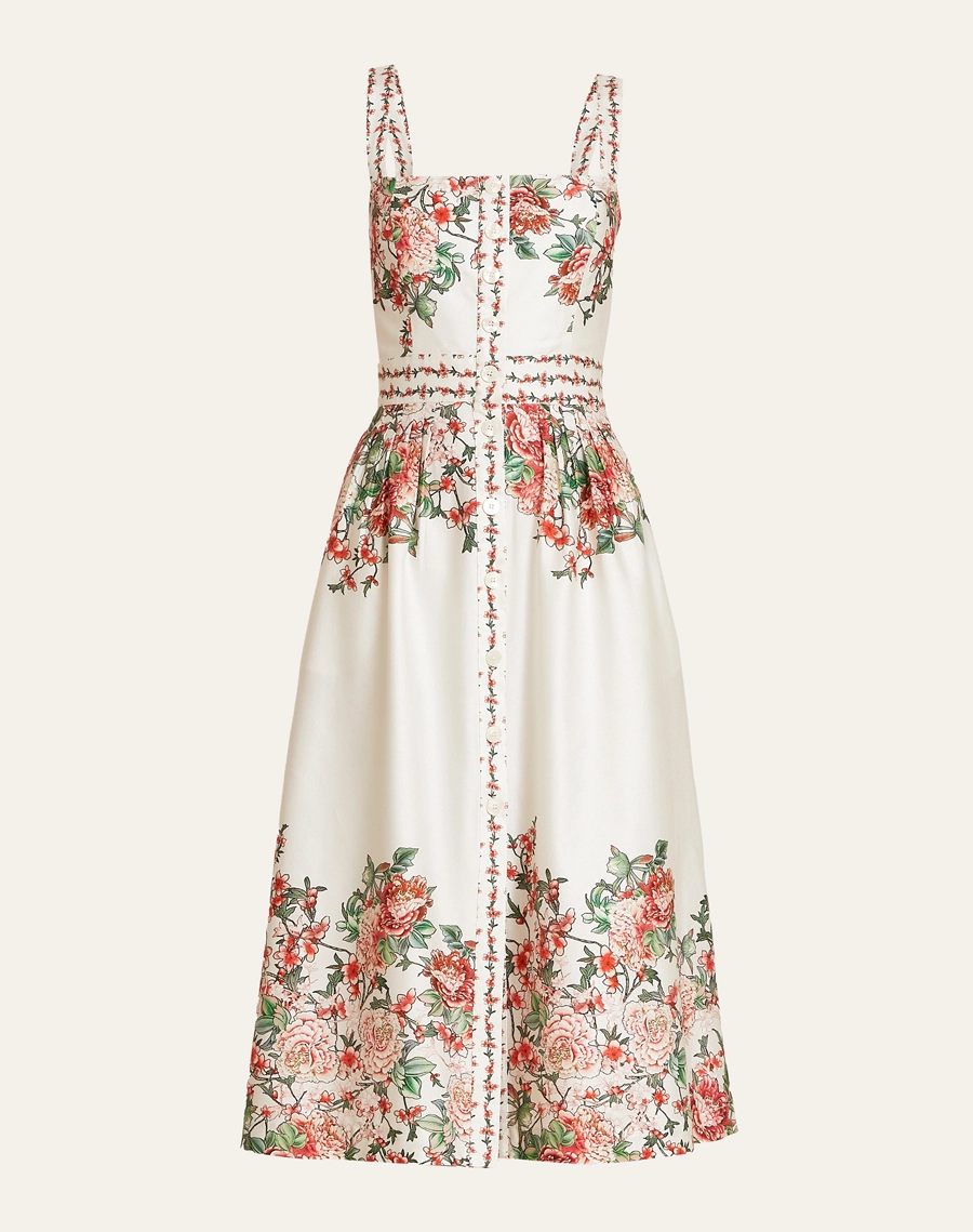 O Vestido Midi Kira em Tricoline Estampada, peça de modelagem acinturada e evasê, com decote reto e alças finas.