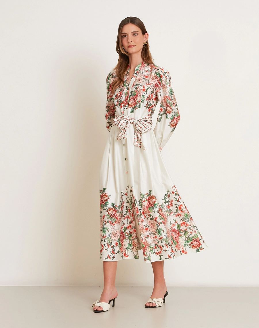 A Chemise Kira é confeccionada em tricoline estampada, com delicada estampa floral em tons de vermelho e verde.<br/>