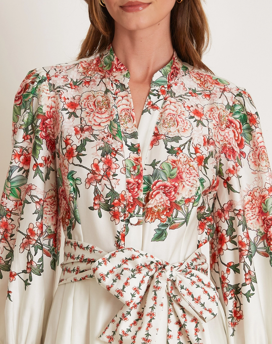 A Chemise Kira é confeccionada em tricoline estampada, com delicada estampa floral em tons de vermelho e verde.<br/>
