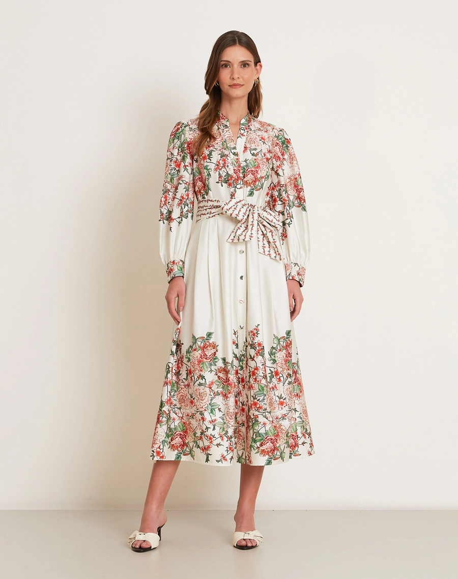 A Chemise Kira é confeccionada em tricoline estampada, com delicada estampa floral em tons de vermelho e verde.<br/>