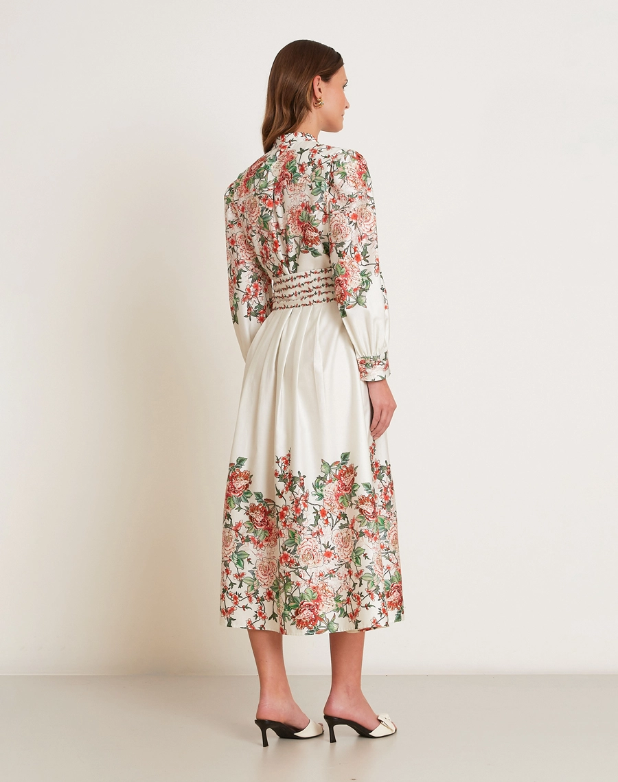 A Chemise Kira é confeccionada em tricoline estampada, com delicada estampa floral em tons de vermelho e verde.<br/>