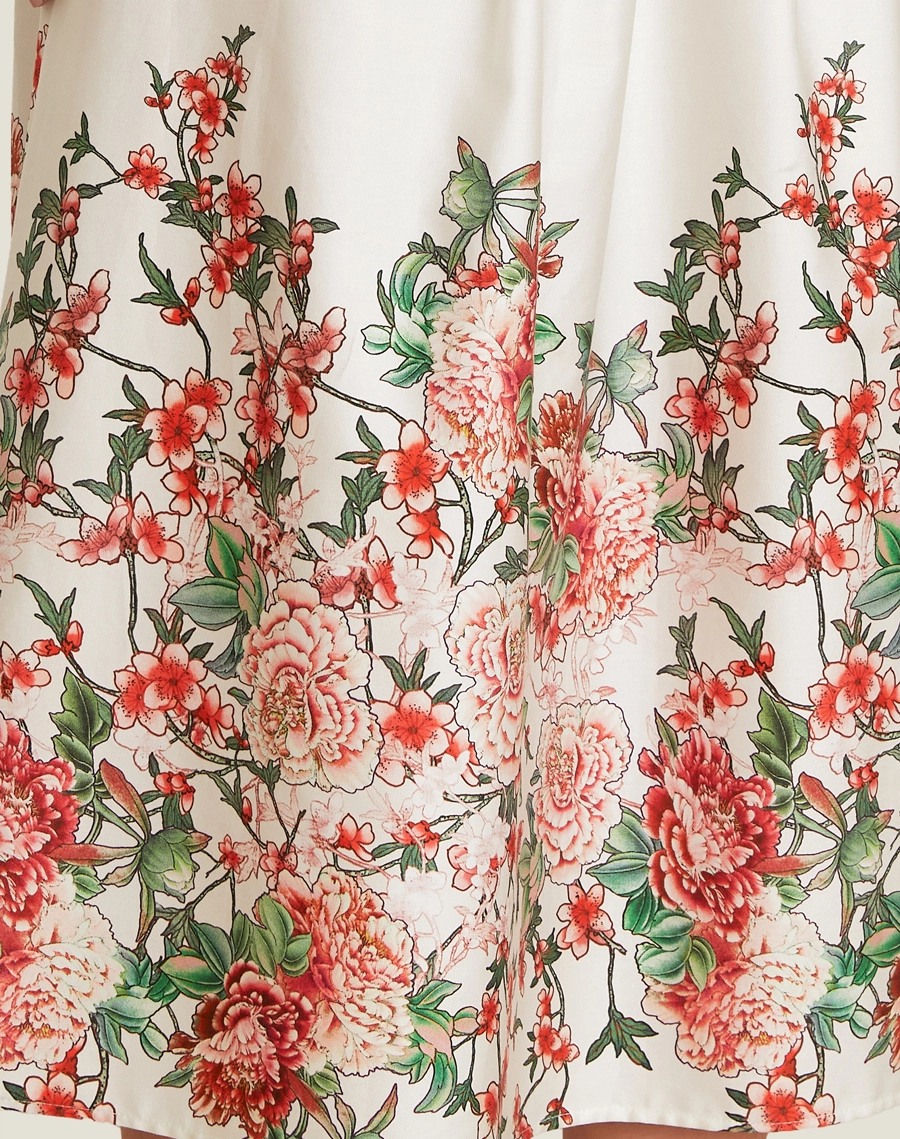A Chemise Kira é confeccionada em tricoline estampada, com delicada estampa floral em tons de vermelho e verde.<br/>