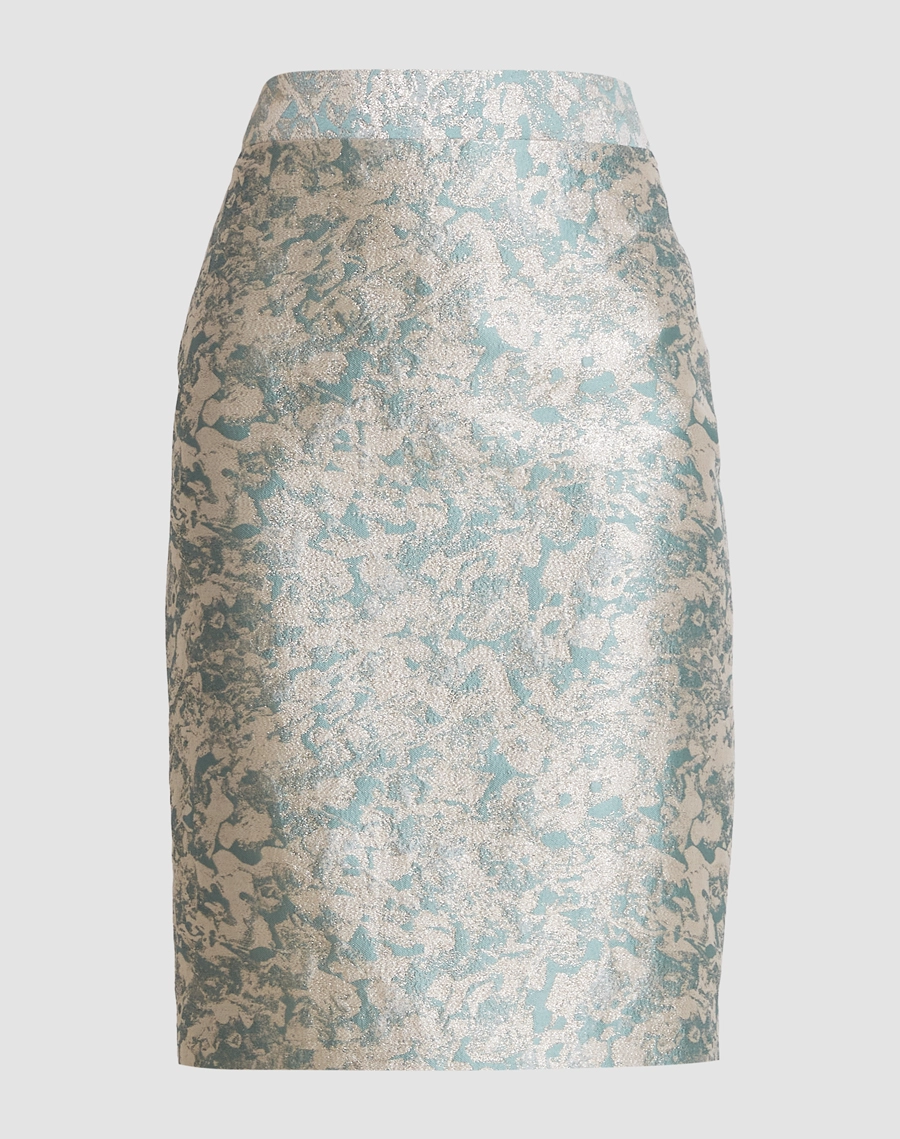 A Saia Morgana é confeccionada em tecido Jacquard, caracterizado pela superfície texturizada e pelo desenho integrado à trama.