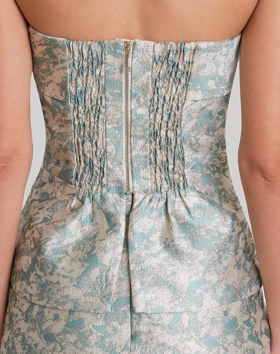 O Top Morgana é confeccionado em tecido Jacquard, de aspecto sofisticado e textura levemente estruturada.
