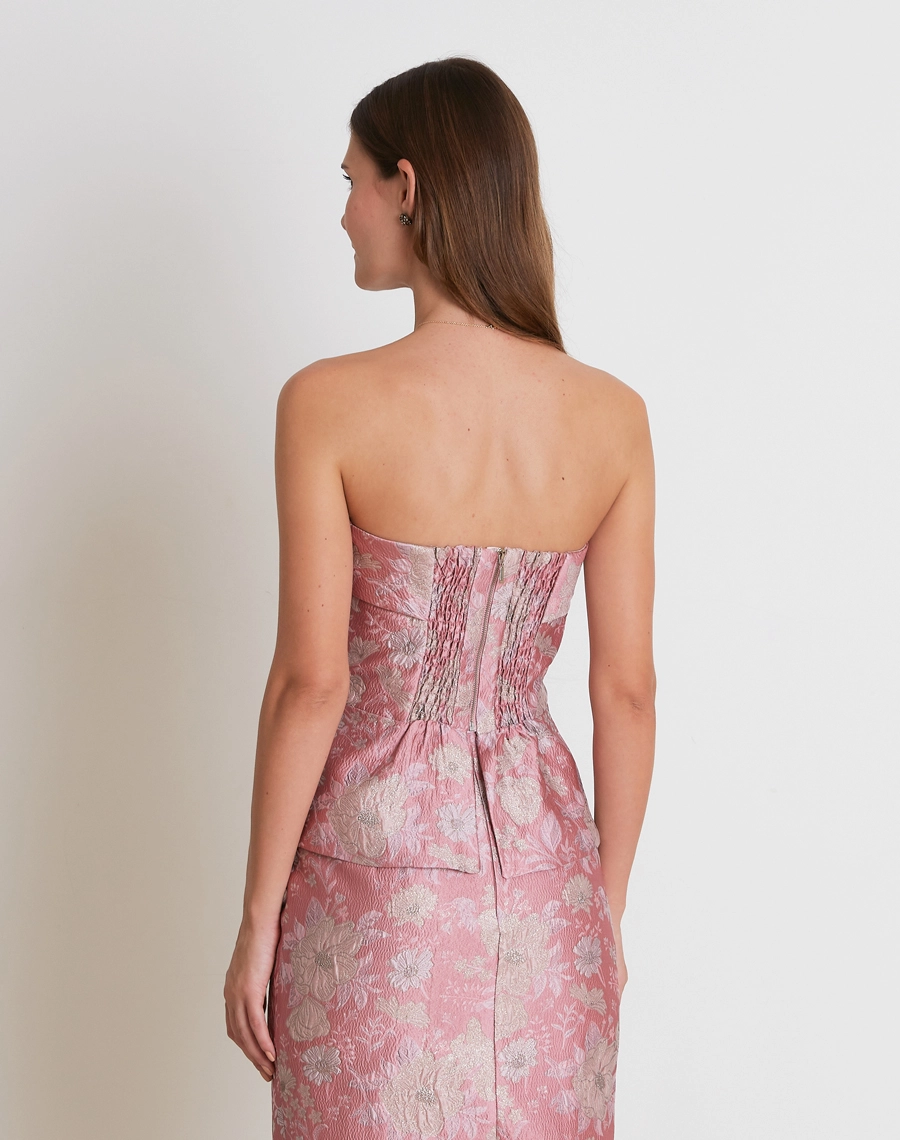 O Top Morgana é confeccionado em tecido Jacquard, de aspecto sofisticado e textura levemente estruturada.