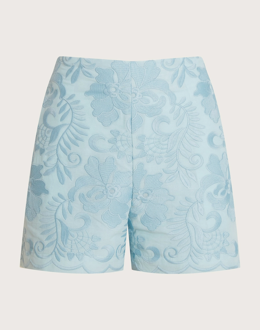 O Shorts Arabela é confeccionado em algodão bordado, com desenhos florais em relevo que proporcionam textura e um toque artesanal. <br/>
