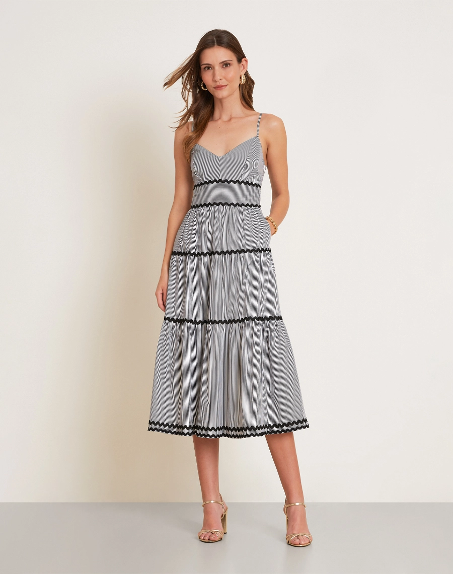 O Vestido Midi Rute é confeccionado em algodão listrado, um tecido leve, respirável e de toque macio, que une conforto e elegância. <br/>
