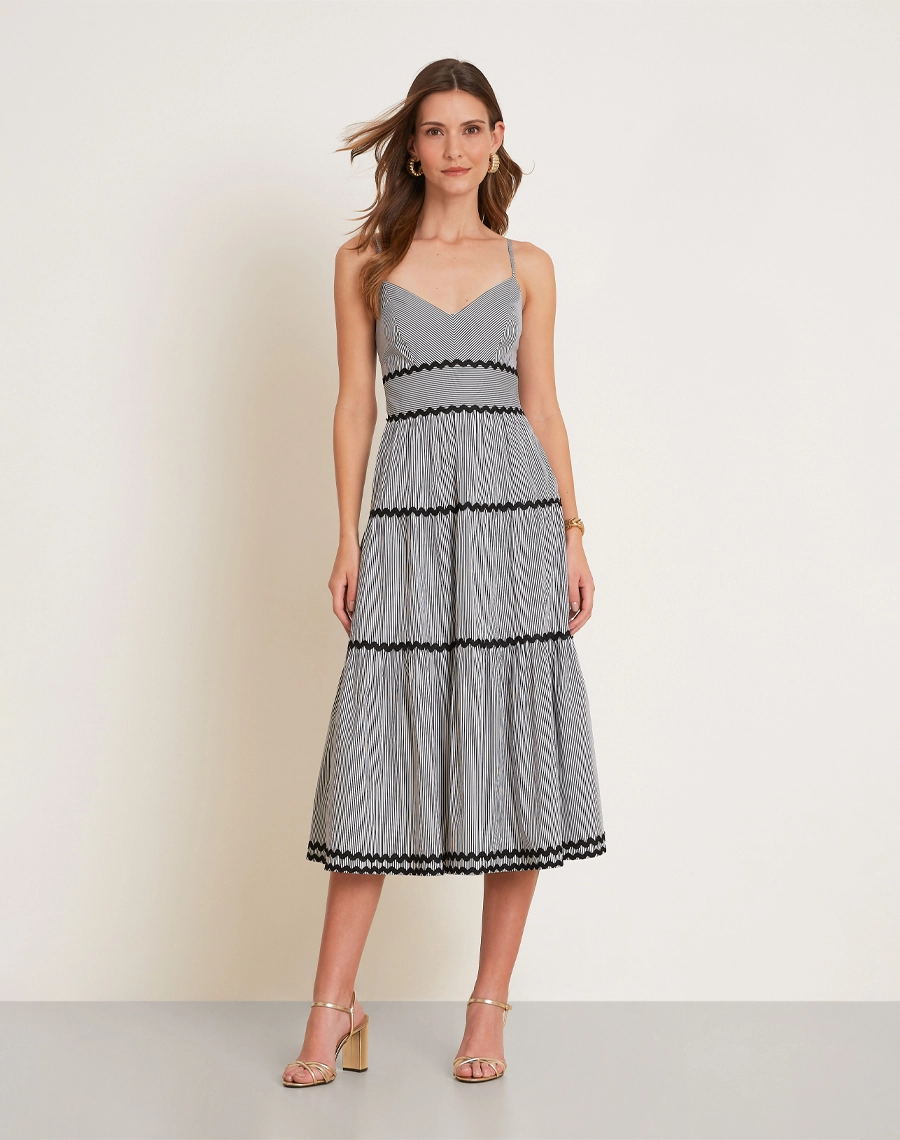 O Vestido Midi Rute é confeccionado em algodão listrado, um tecido leve, respirável e de toque macio, que une conforto e elegância. <br/>