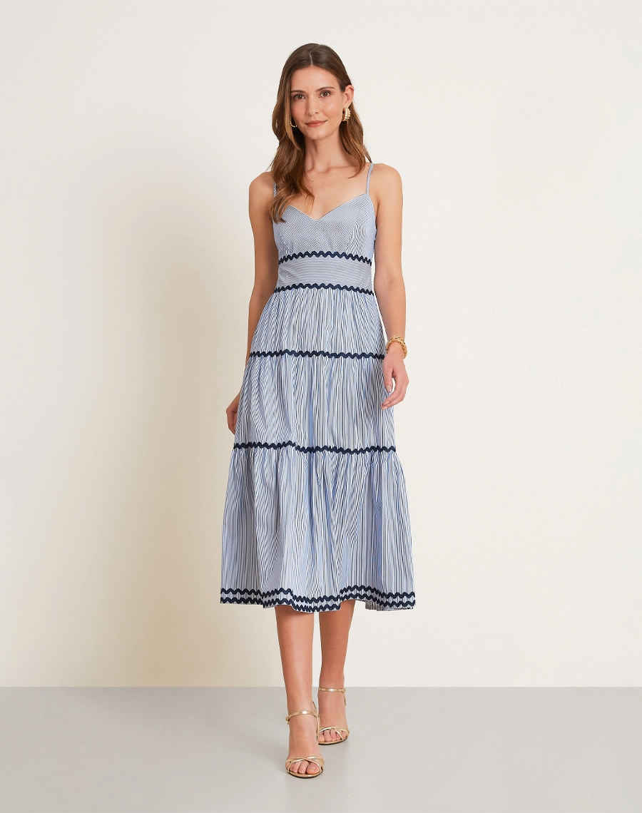 O Vestido Midi Rute é confeccionado em algodão listrado, um tecido leve, respirável e de toque macio, que une conforto e elegância. <br/>