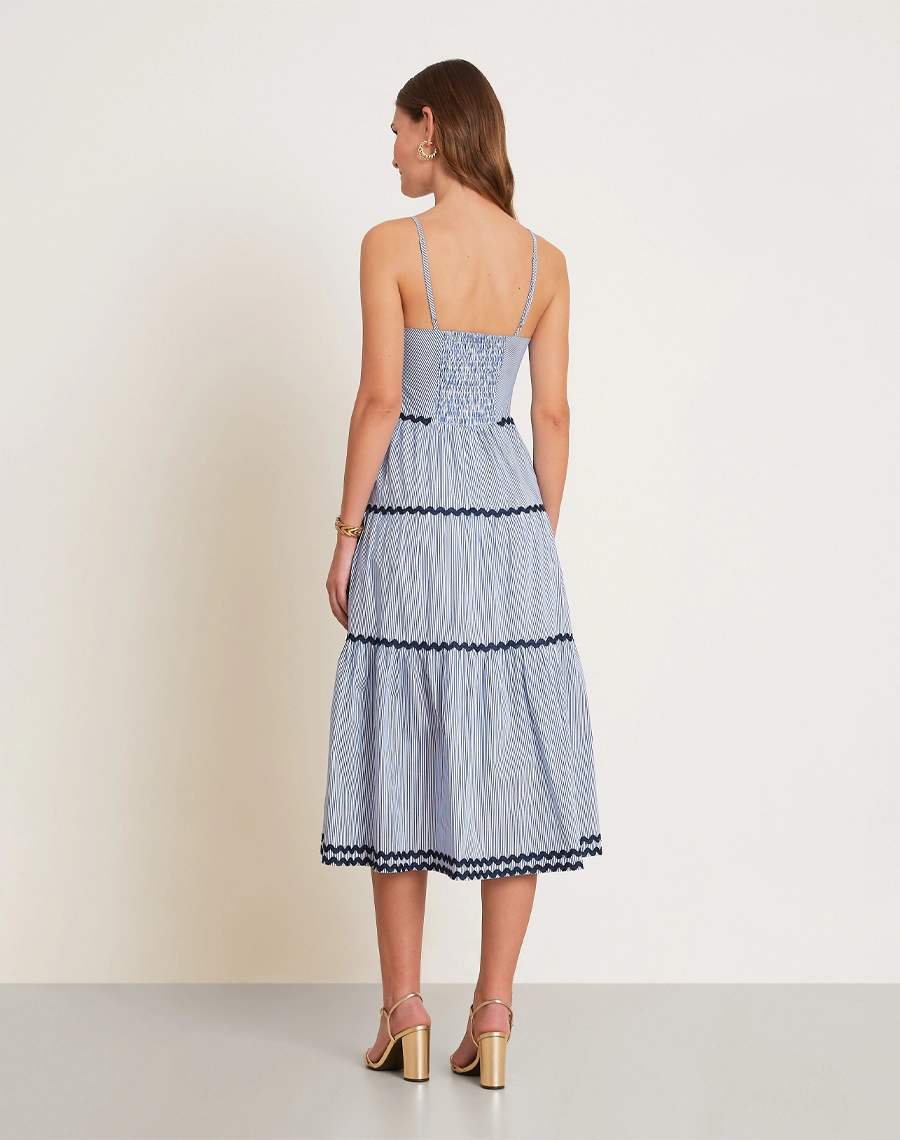 O Vestido Midi Rute é confeccionado em algodão listrado, um tecido leve, respirável e de toque macio, que une conforto e elegância. <br/>