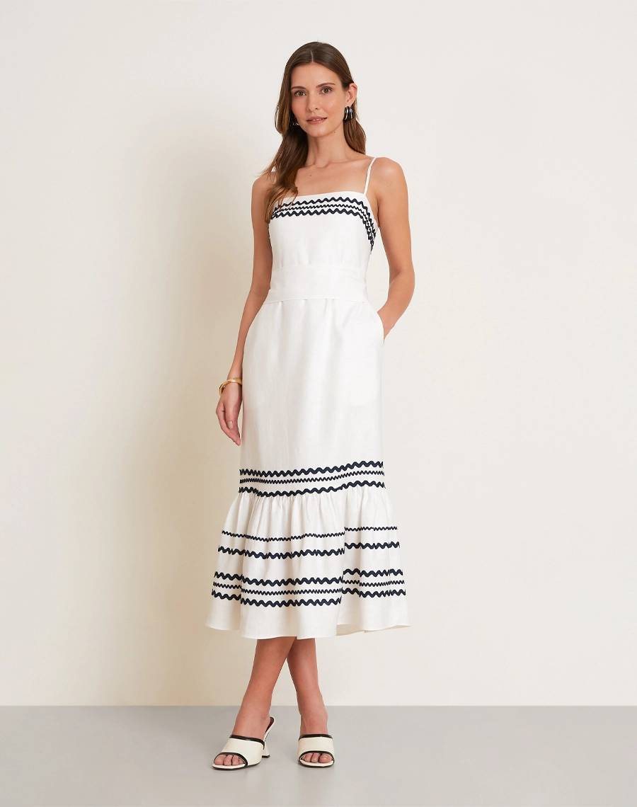 O Vestido Midi Clara é confeccionado em cambraia, um tecido leve, fresco e de toque suave. <br/>