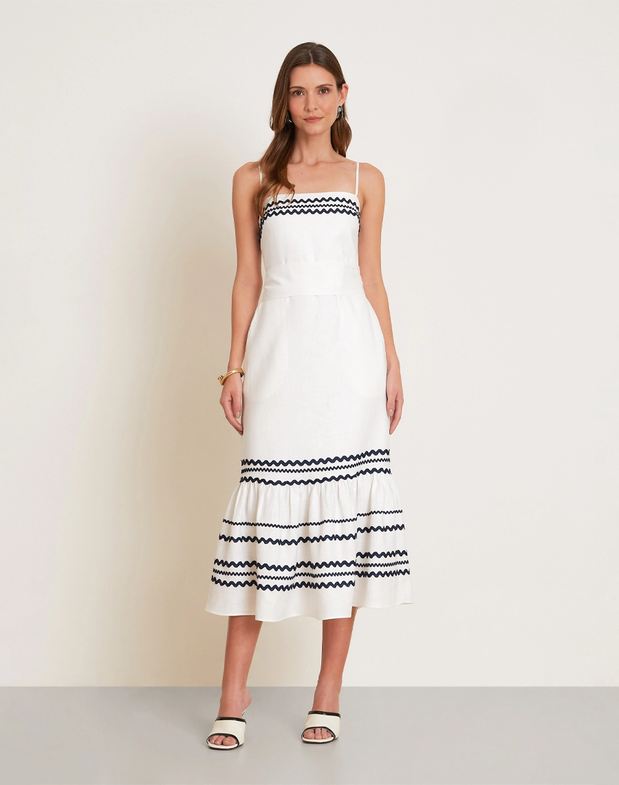 O Vestido Midi Clara é confeccionado em cambraia, um tecido leve, fresco e de toque suave. <br/>
