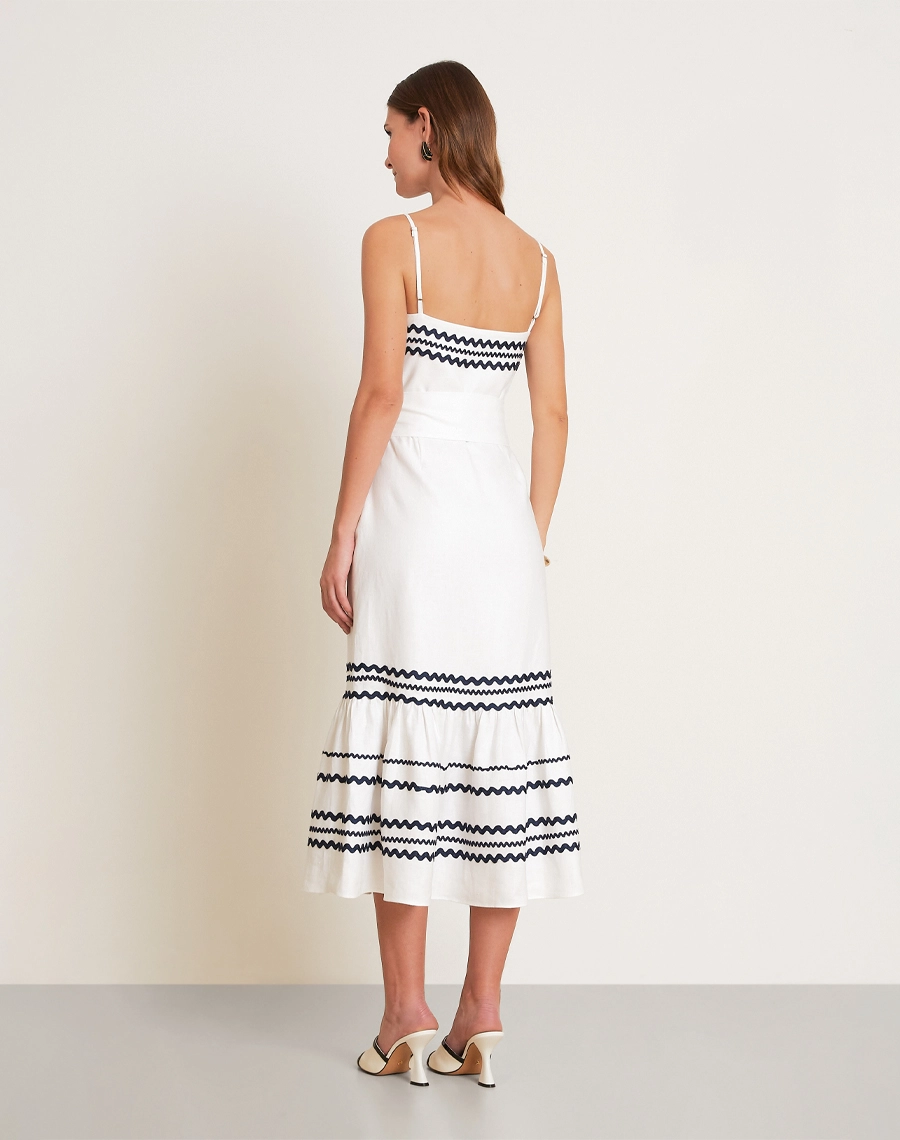 O Vestido Midi Clara é confeccionado em cambraia, um tecido leve, fresco e de toque suave. <br/>