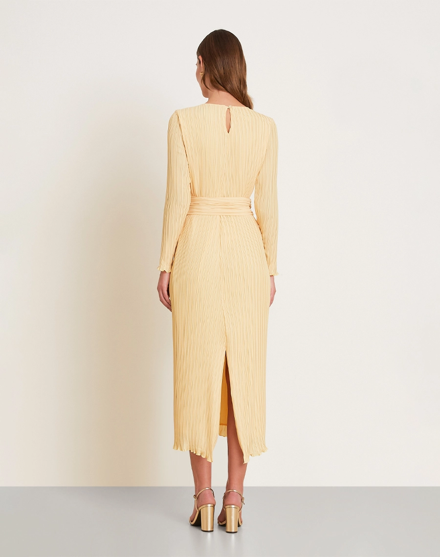 O Vestido Midi Delis é confeccionado em crepinho plissado, tecido com textura delicada e caimento fluido, proporcionando leveza, movimento e um visual sofisticado. <br/>
