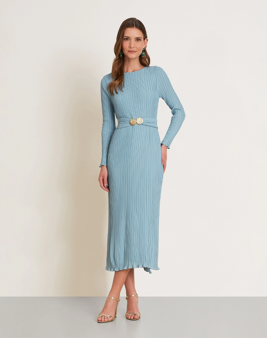O Vestido Midi Delis é confeccionado em crepinho plissado, tecido com textura delicada e caimento fluido, proporcionando leveza, movimento e um visual sofisticado. <br/>