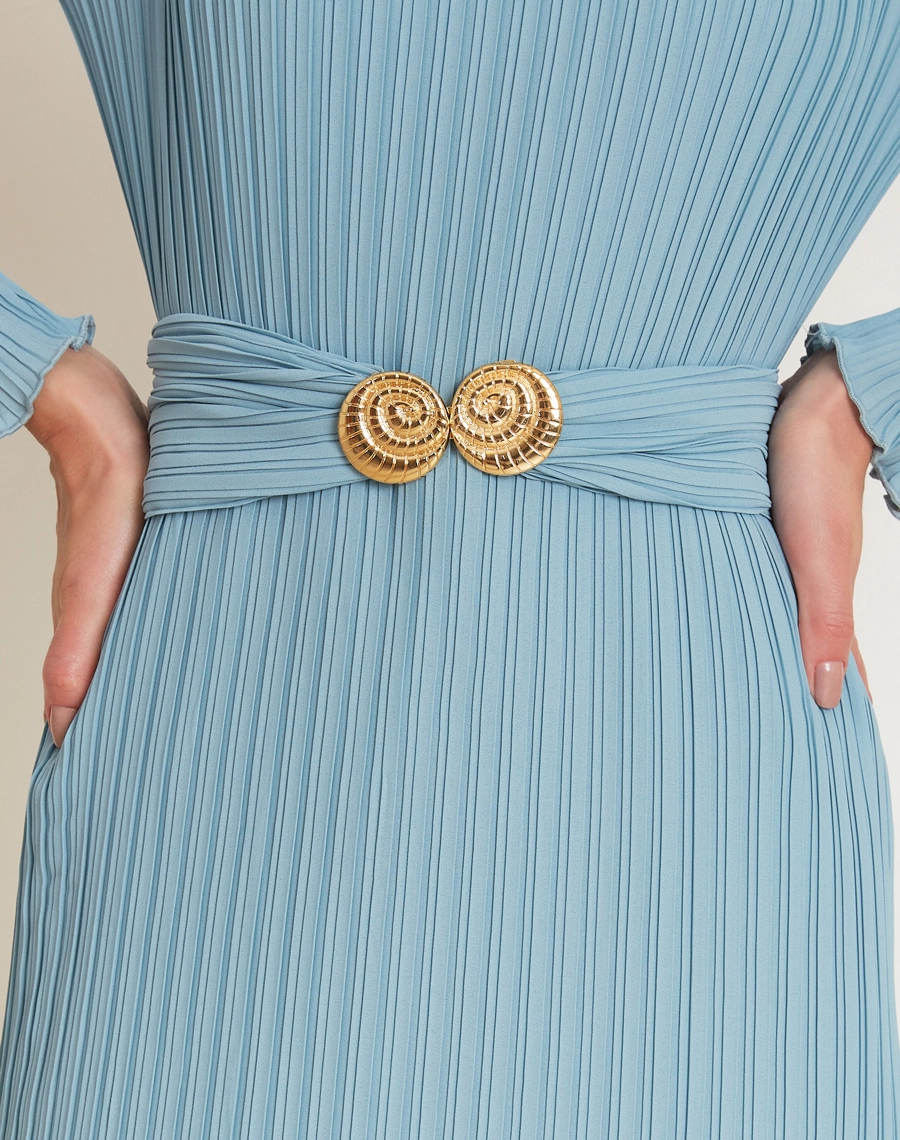 O Vestido Midi Delis é confeccionado em crepinho plissado, tecido com textura delicada e caimento fluido, proporcionando leveza, movimento e um visual sofisticado. <br/>