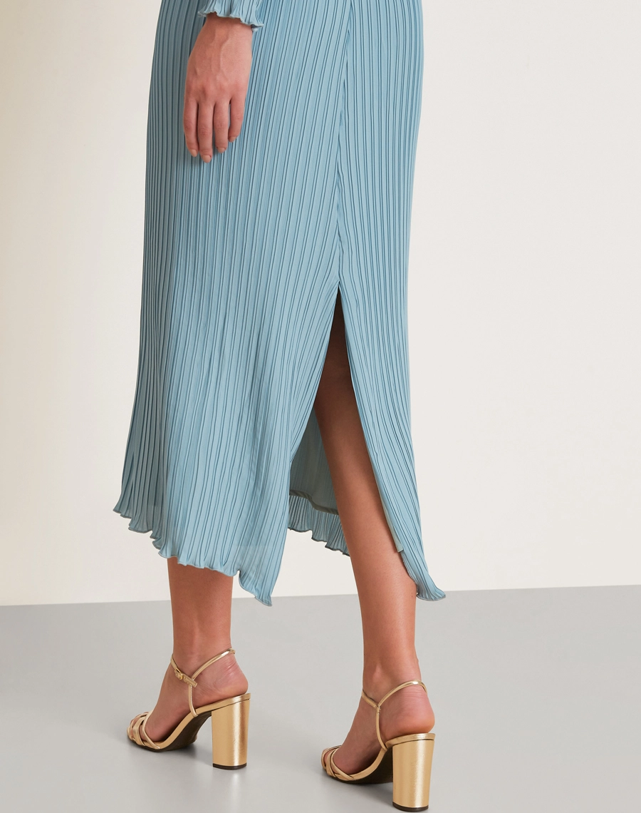O Vestido Midi Delis é confeccionado em crepinho plissado, tecido com textura delicada e caimento fluido, proporcionando leveza, movimento e um visual sofisticado. <br/>