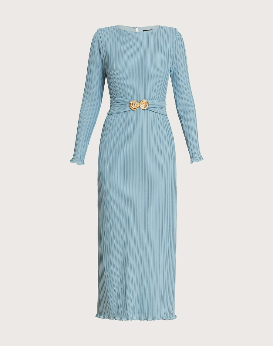 O Vestido Midi Delis é confeccionado em crepinho plissado, tecido com textura delicada e caimento fluido, proporcionando leveza, movimento e um visual sofisticado. <br/>