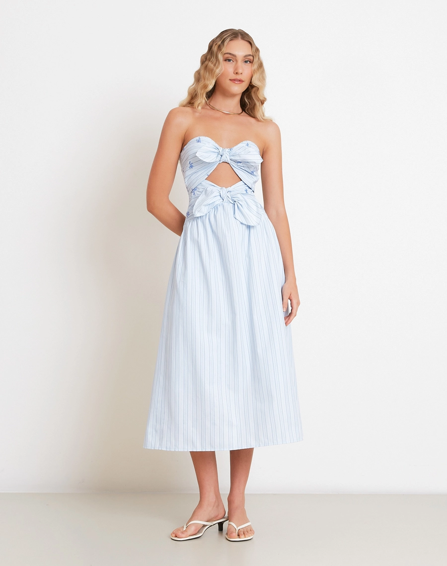 O Vestido Midi Sicilia é confeccionado em tricoline listrada, com proposta feminina e delicada.