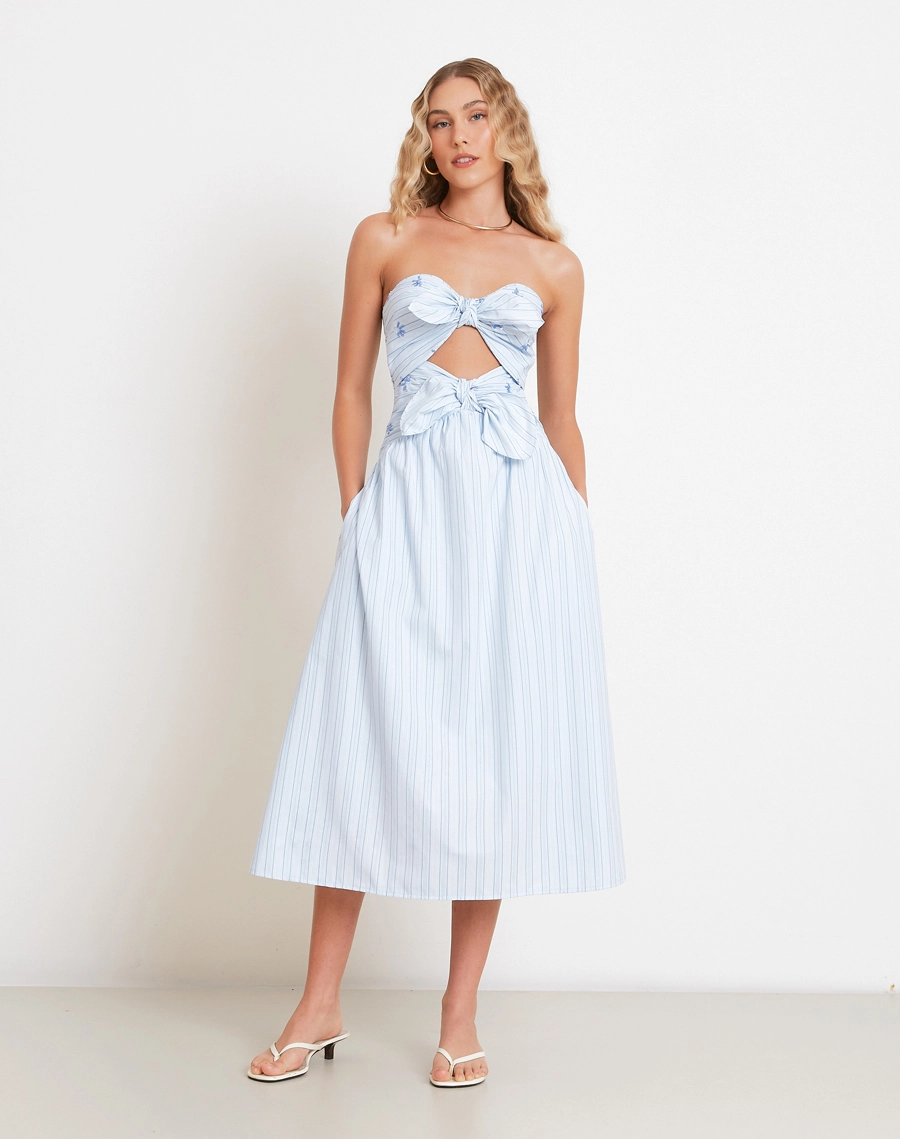 O Vestido Midi Sicilia é confeccionado em tricoline listrada, com proposta feminina e delicada.