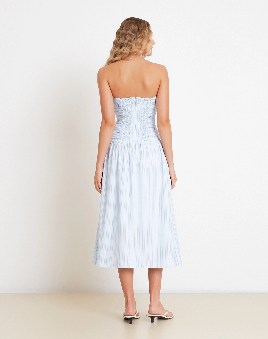O Vestido Midi Sicilia é confeccionado em tricoline listrada, com proposta feminina e delicada.