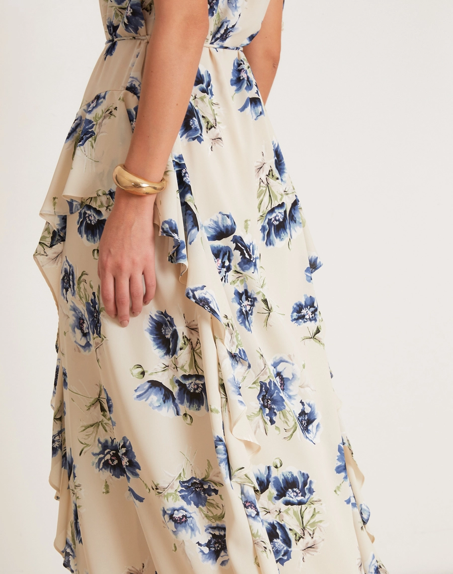 O Vestido Longo Dalia Blue é confeccionado em crepinho, tecido de textura delicada e caimento fluido, proporcionando leveza, movimento e um visual sofisticado. <br/>