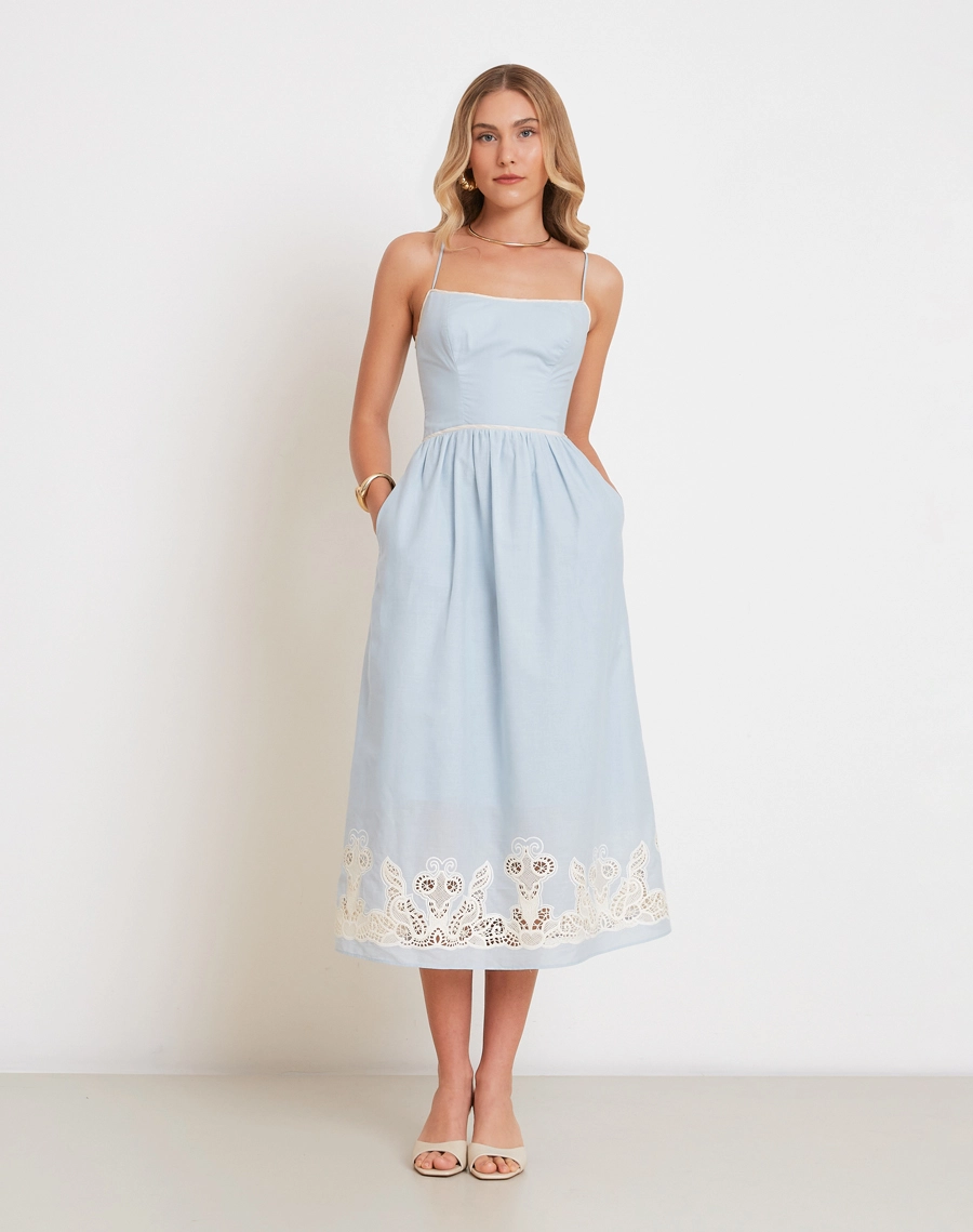 
O Vestido Midi Morgan é confeccionado em cambraia bordada, tecido de toque leve e delicado. <br/> 