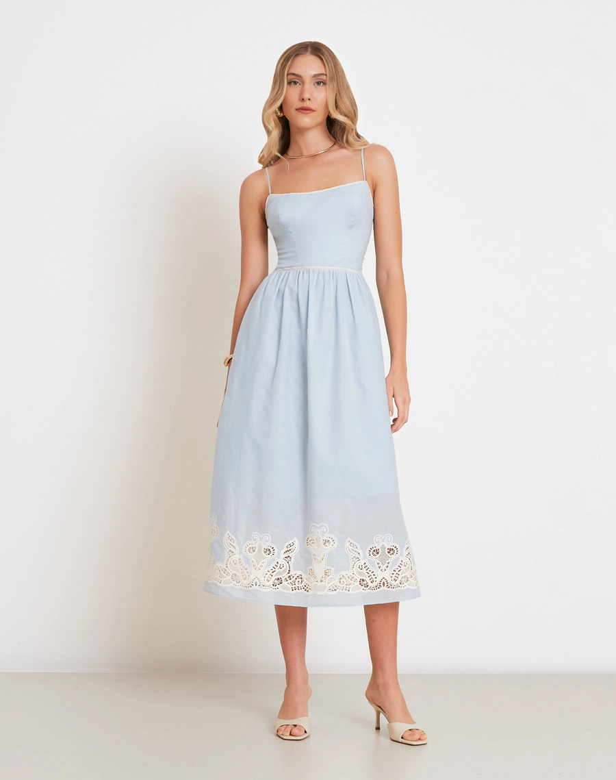 
O Vestido Midi Morgan é confeccionado em cambraia bordada, tecido de toque leve e delicado. <br/> 
