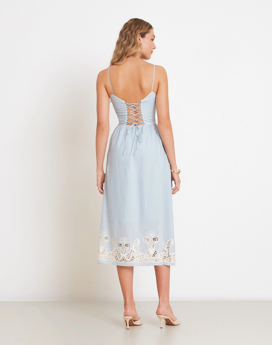 
O Vestido Midi Morgan é confeccionado em cambraia bordada, tecido de toque leve e delicado. <br/> 