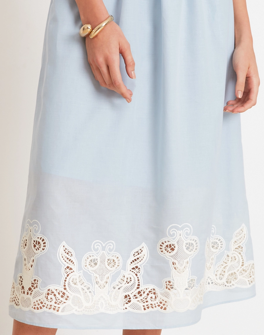 
O Vestido Midi Morgan é confeccionado em cambraia bordada, tecido de toque leve e delicado. <br/> 