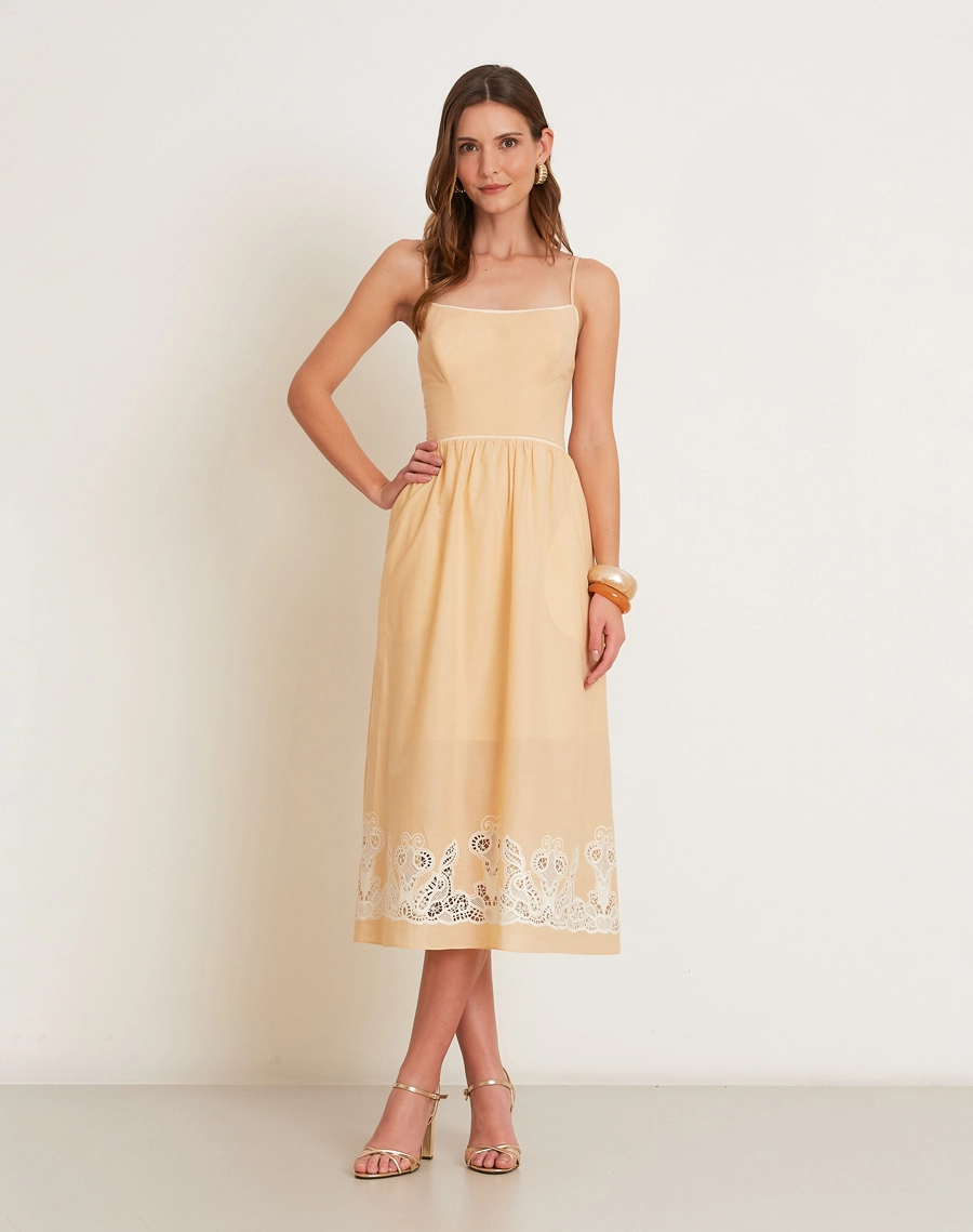 
O Vestido Midi Morgan é confeccionado em cambraia bordada, tecido de toque leve e delicado. <br/> 